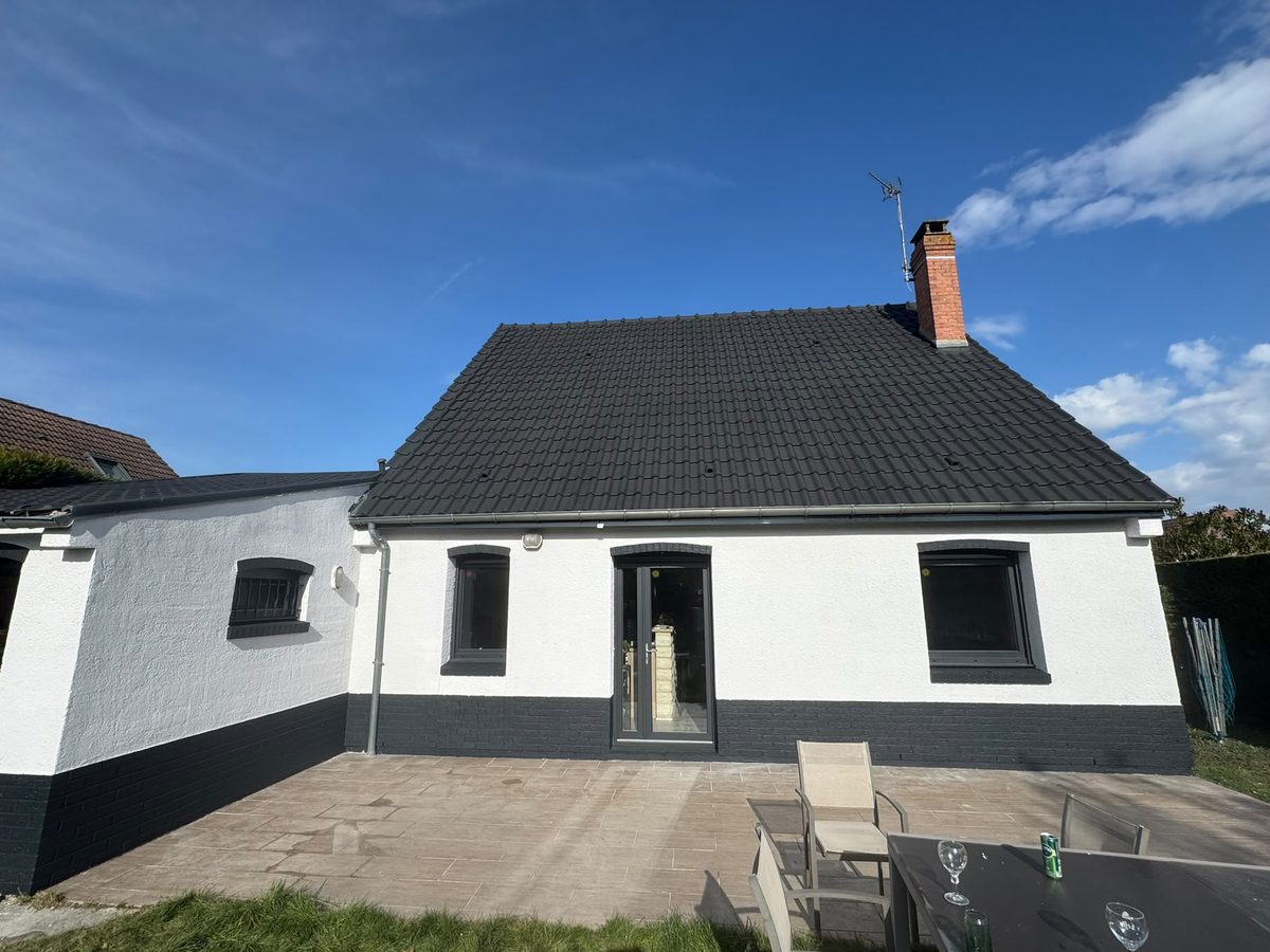 Maison rénovée par H360 : toiture anthracite et façade repeinte